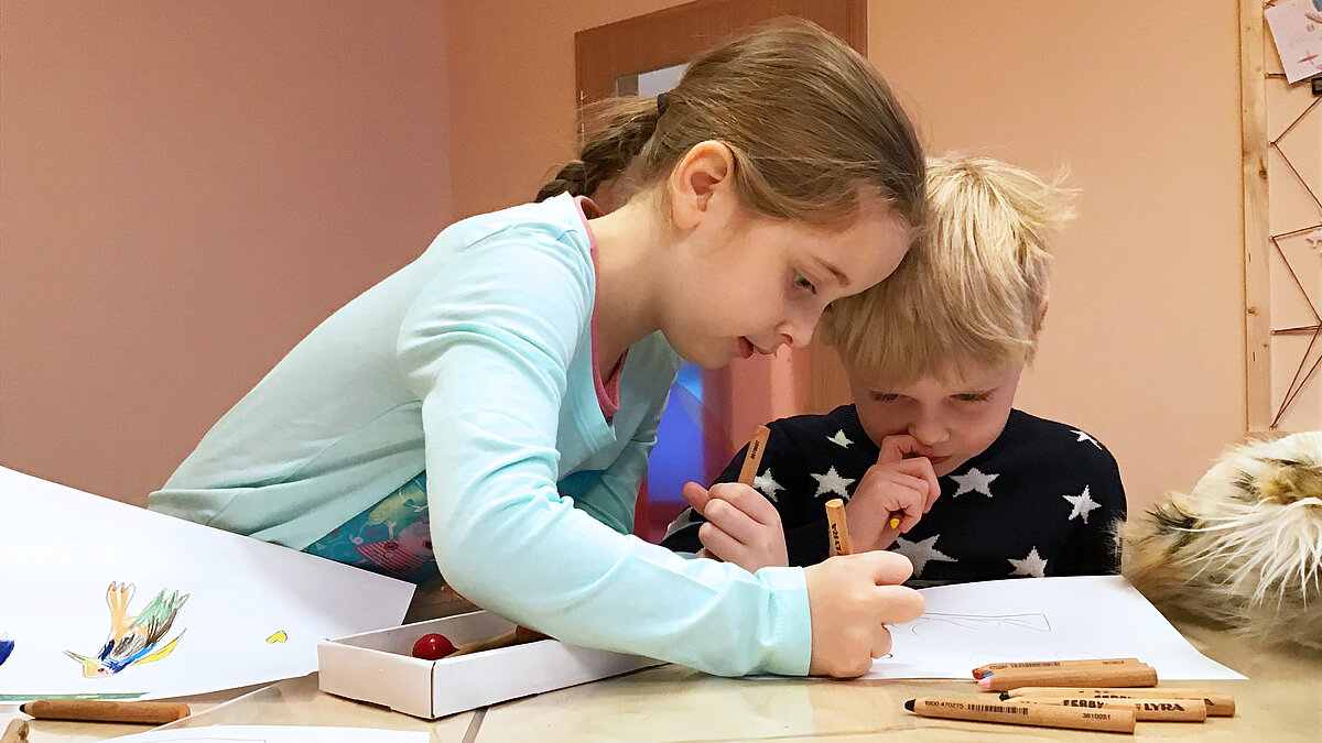 Kinder malen mit Buntstiften in der LamiKita
