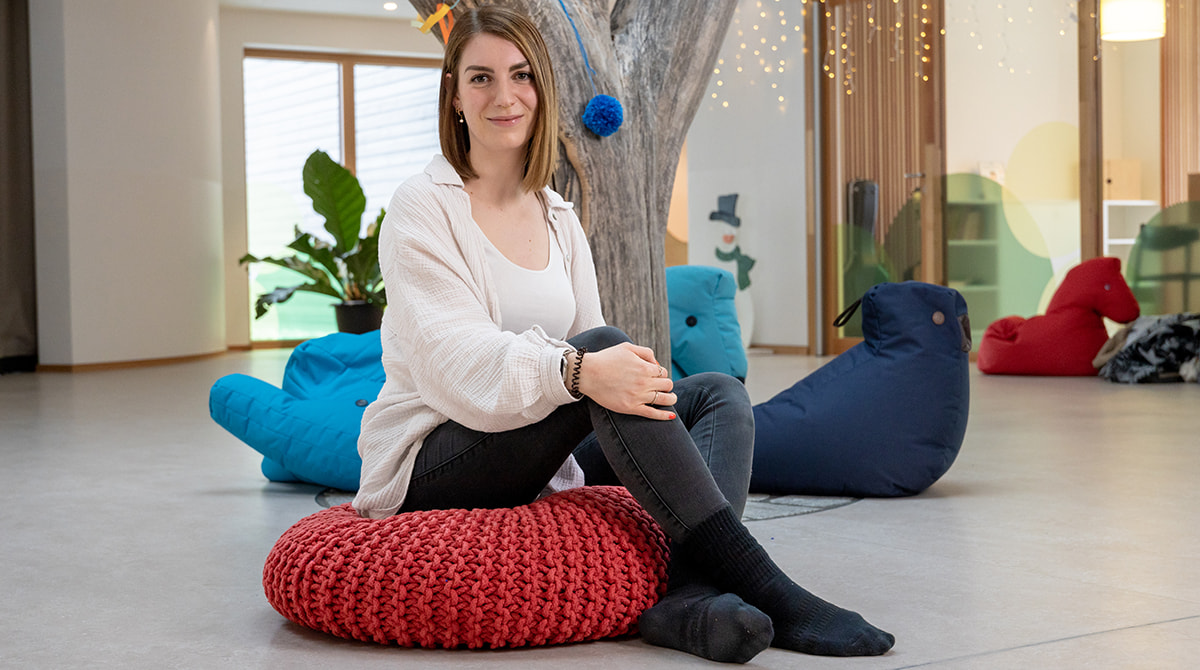 Kitaleiterin Pauline Welsch sitzt auf Sitzsäcken