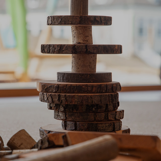 LamiKita - Turm aus gestapelten Holzscheiben